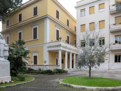 ...una struttura di tre livelli dall�aspetto antico: l�originaria villa del senatore Balenzano